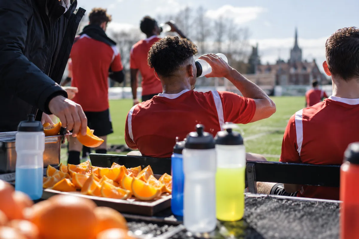 Quartiers d’orange et gourdes à la mi-temps, nutrition du footballeur