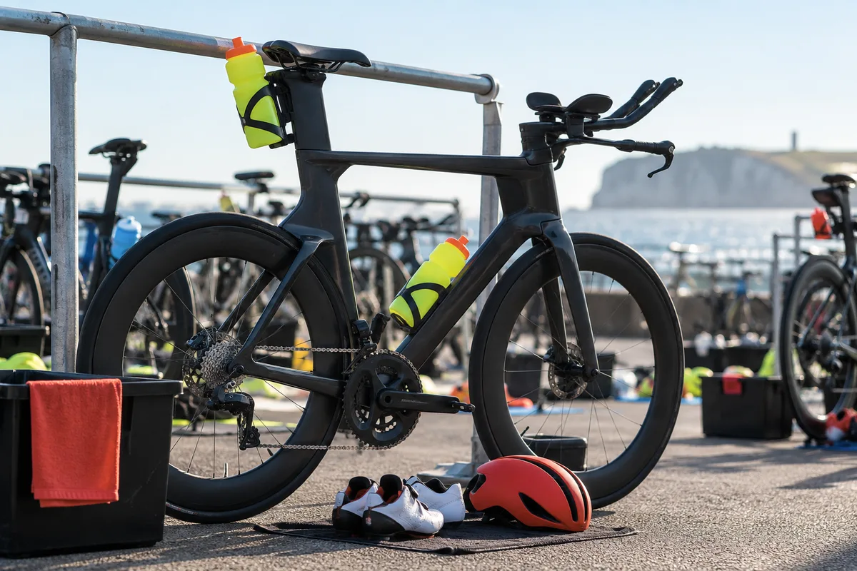 Vélo en zone de transition avec bidons, nutrition du triathlète